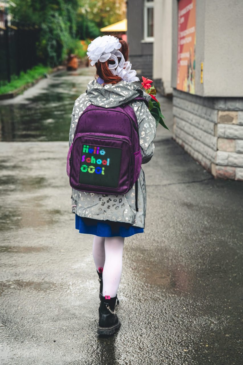 Enfant portant un sac à dos personnalisé léger pour partir en voyage.